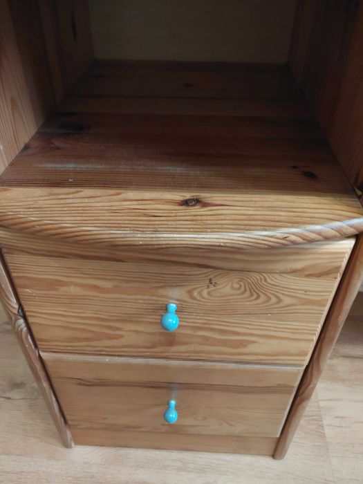 biurko z drewna sosnowego