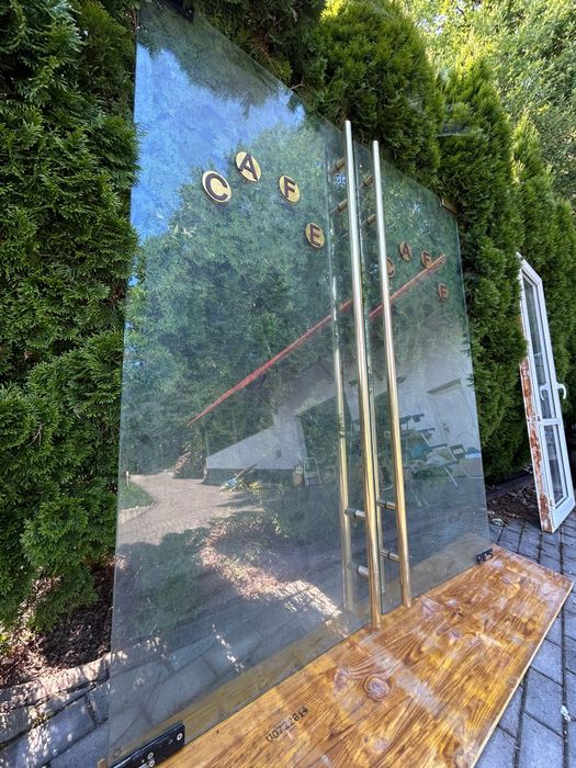 Szklane drzwi dwuskrzydłowe, hartowane.