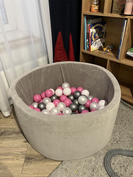 Сухий басейн з кулями