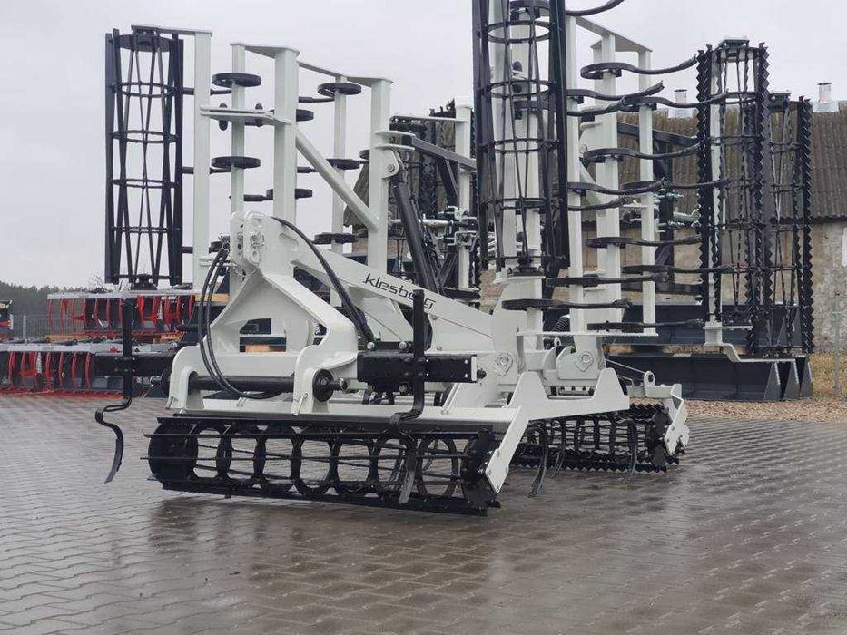 Agregat uprawowy składany hydraulicznie