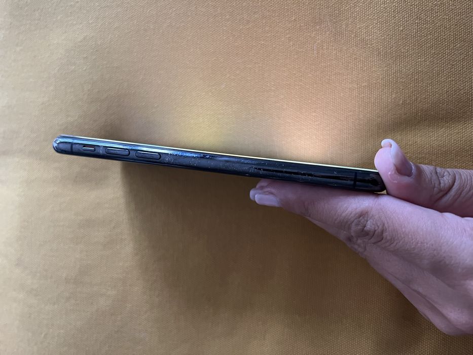 iPhone XS 64 GB with 2-year warranty64564064210433124