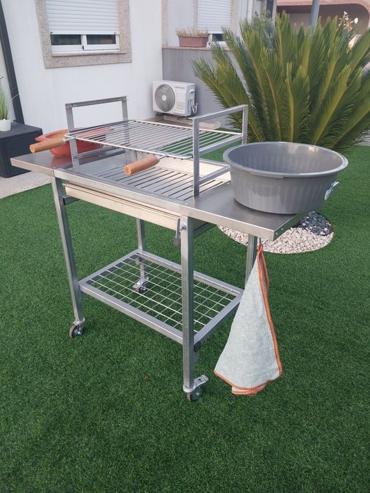 Churrasqueiras novas com ou sem rodas, tem queimador, grelha e mesas de apoio em inox