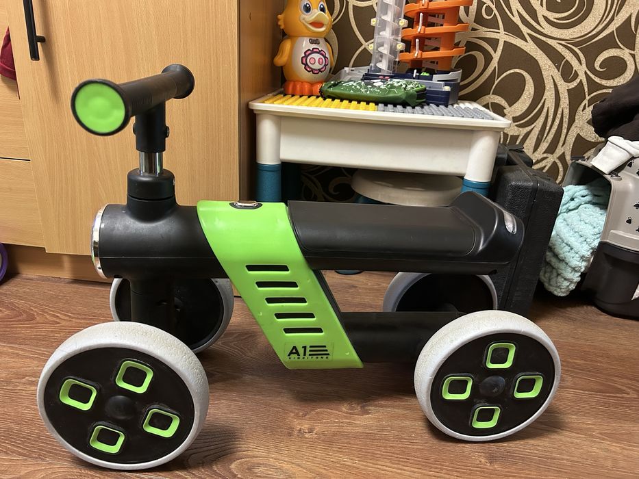 Продам беговел дитячий