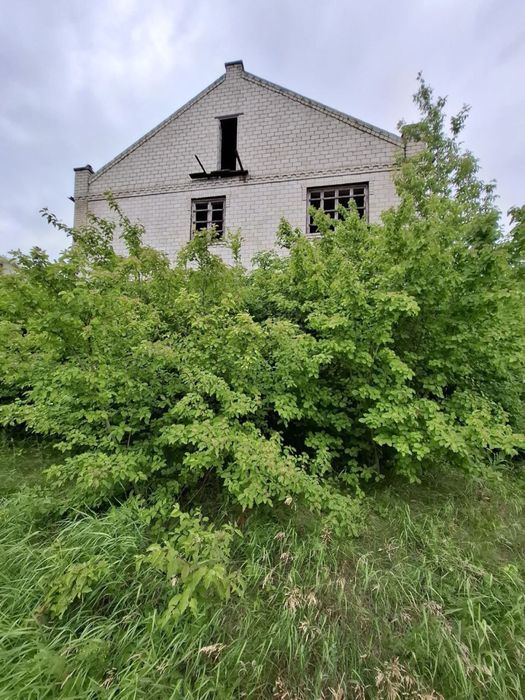 Двухэтажный дом с монсардой и гаражем внутри