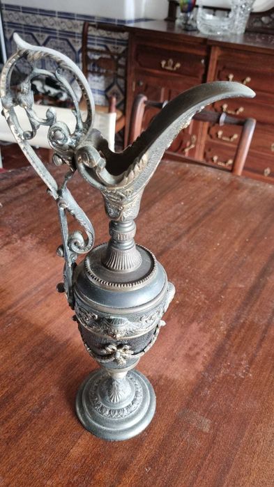 jarro em metal trabalhado