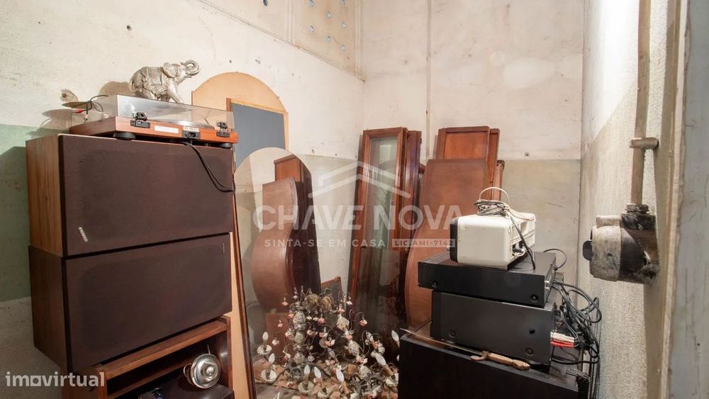 Garagem / Armazém Independente com 256m² na Avenida da República