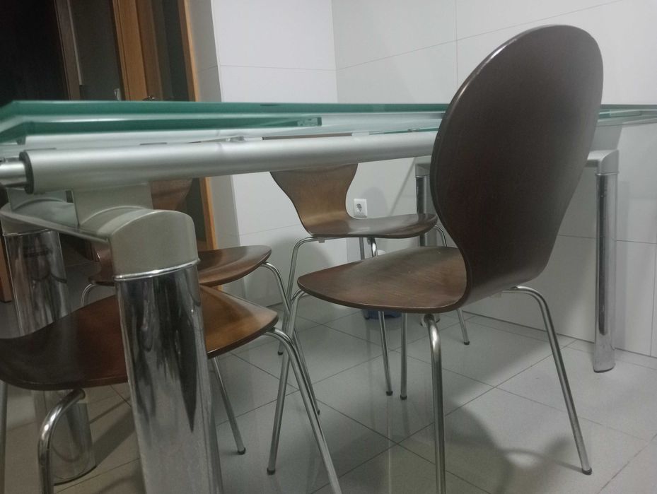 Mesa de refeição de vidro e 4 cadeiras