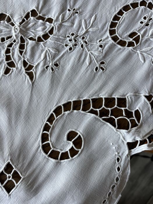 Toalha de mesa linho branco bordado à mão