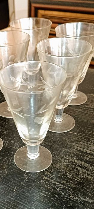 Conjunto 12 peças : garrafa e copos de vidro antigo, decorados