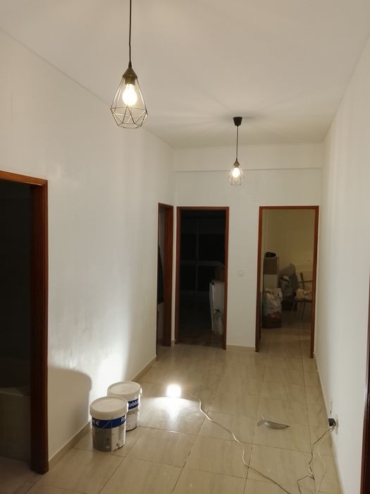 Aplicação de papel de parede/ Pinturas interiores