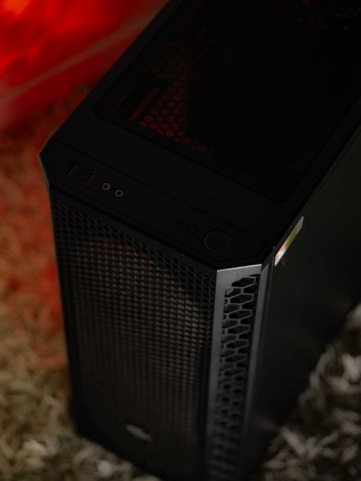 Wydajny komputer, idealny do gier i montażu
