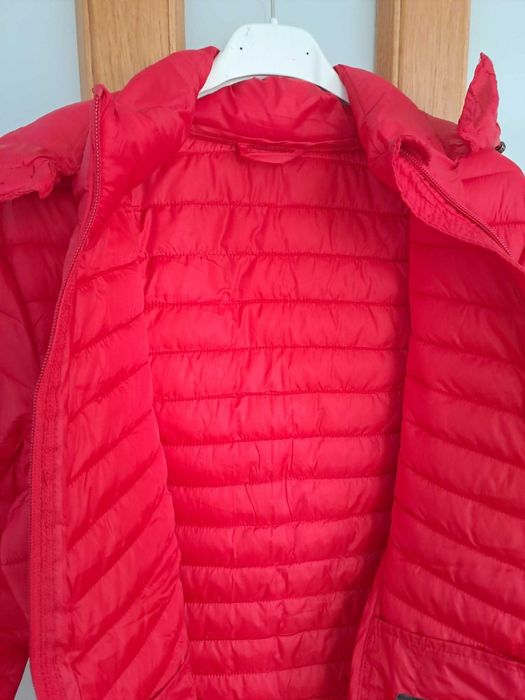 Piękna czerwona kurtka wiosenna