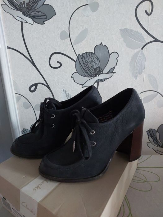 Дизайнерские ботильйоны Clarks