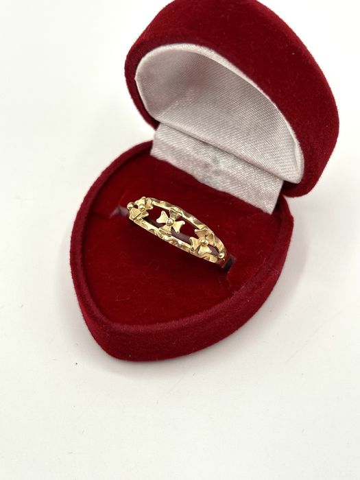 Złoty pierścionek w formie kwiatków