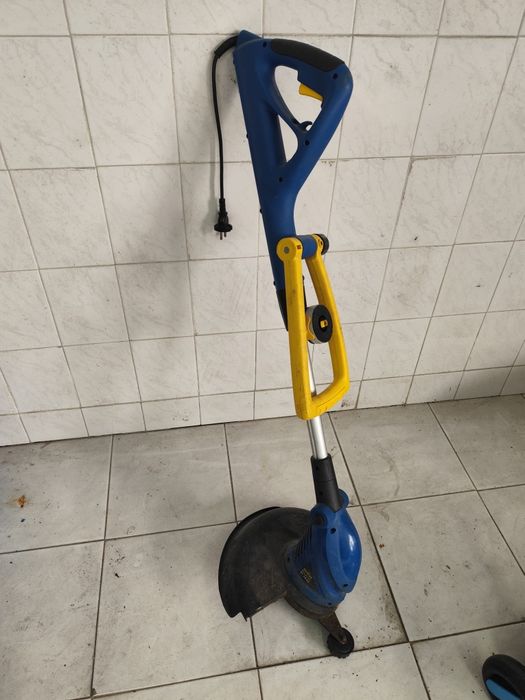 Máquina de aparar relva