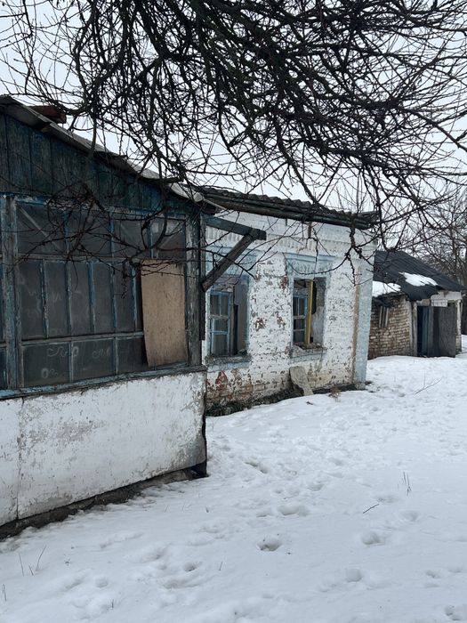 Продам нежилий будинок з рівною ділянкою поблизу центру Узина