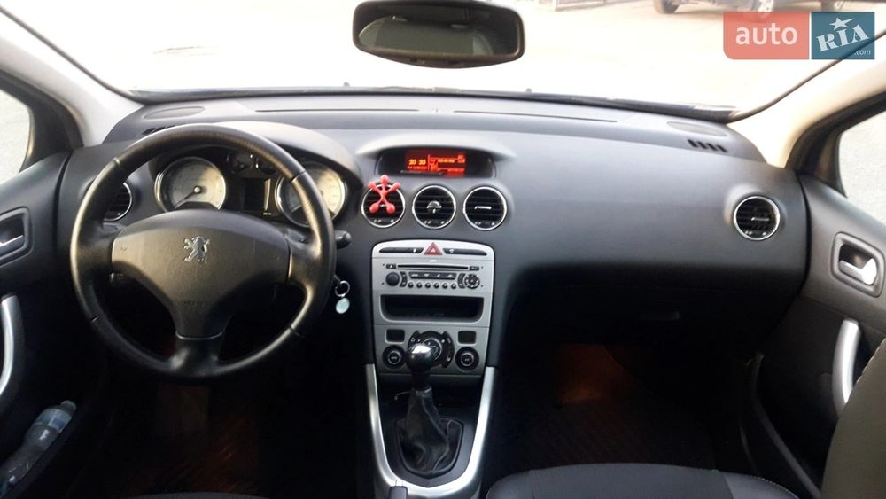 Автомобіль Пежо 308