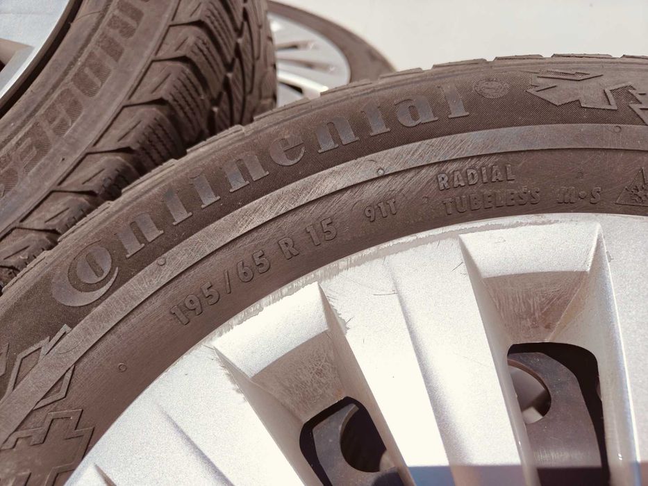 4 jantes de ferro com pneus 195/65 R 15 de Inverno