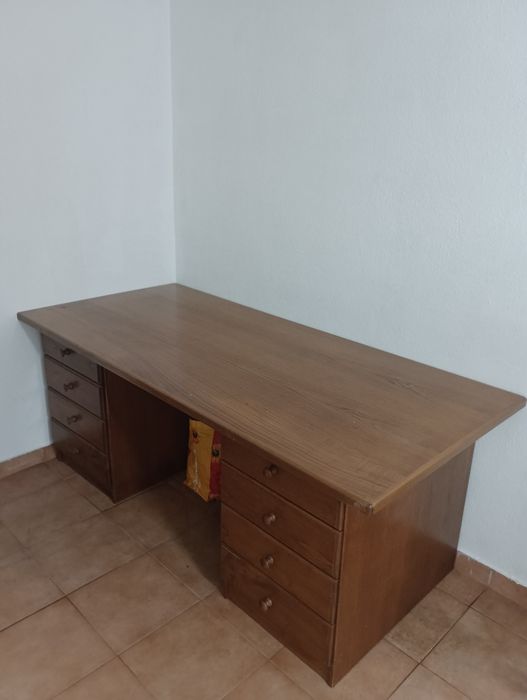 Secretaria em castanho com 8 gavetas