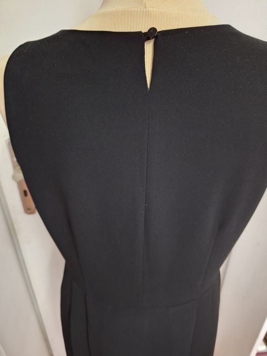 Vestido pequeno cor preto.