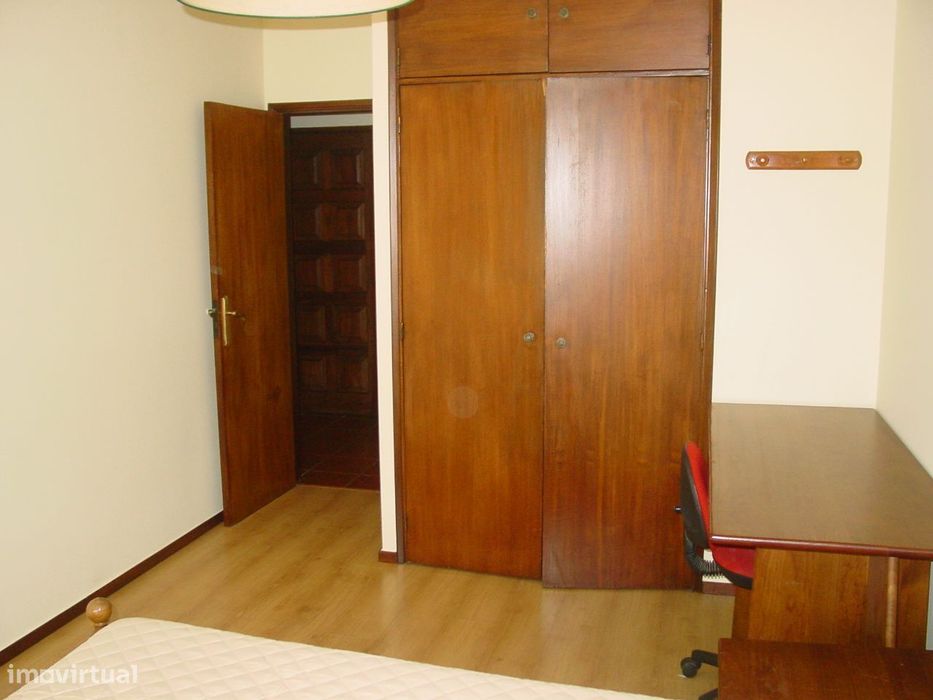 Arrenda-se T2 equipado e parcialmente mobilado na Rua do Brasil