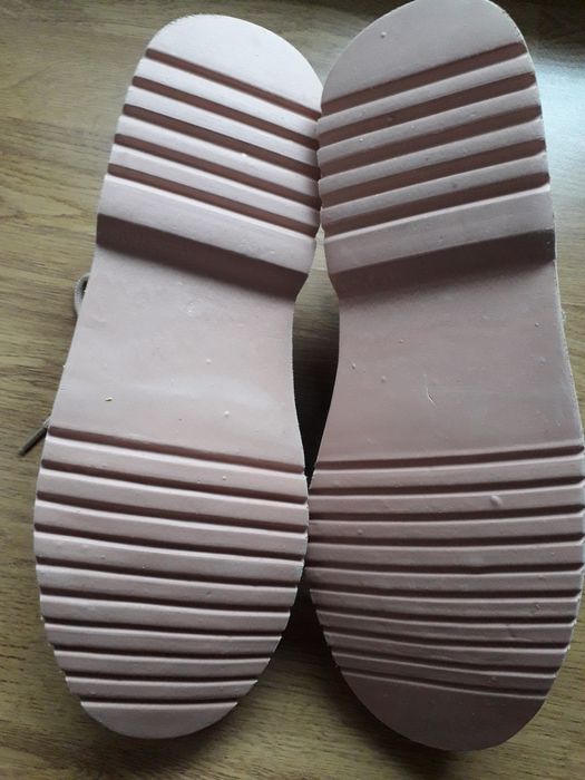 Obuwie letnie zamszowe.