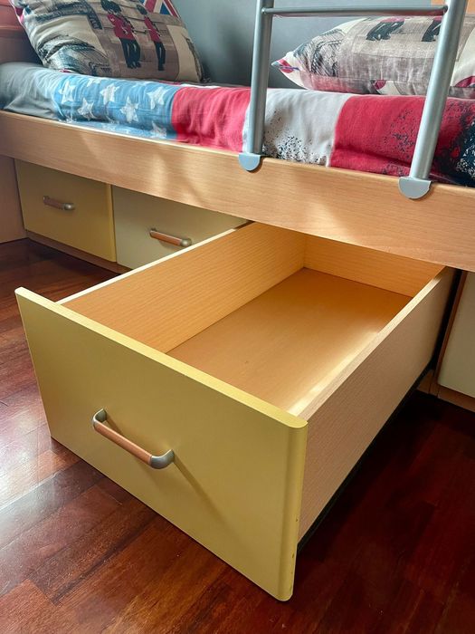 Secretária com arrumação