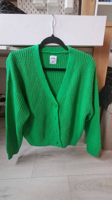 zielony sweter z guzikami