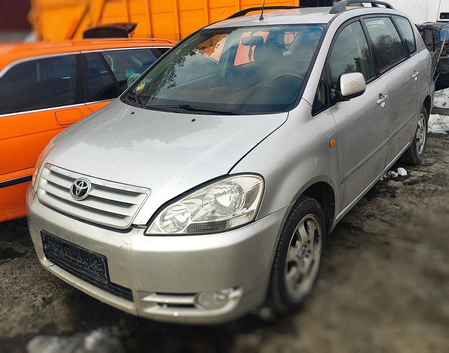 Toyota Avensis Verso lampy przednie lewa i prawa