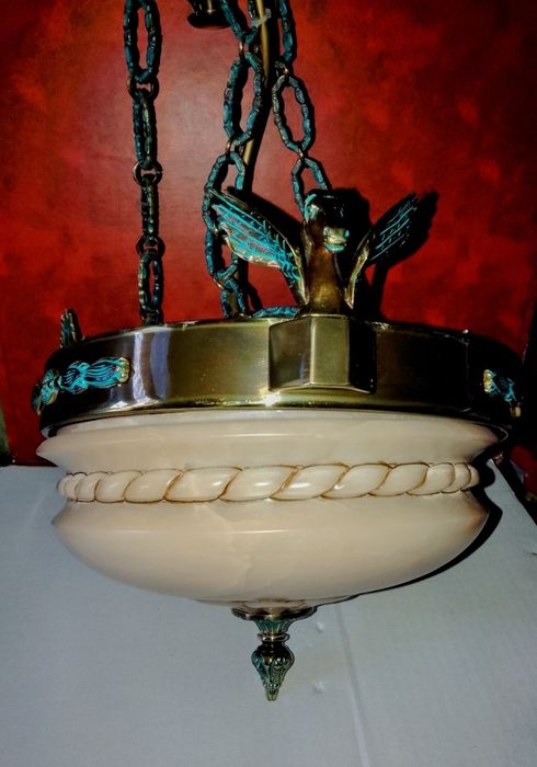 Люстра с Пегасами, камень.