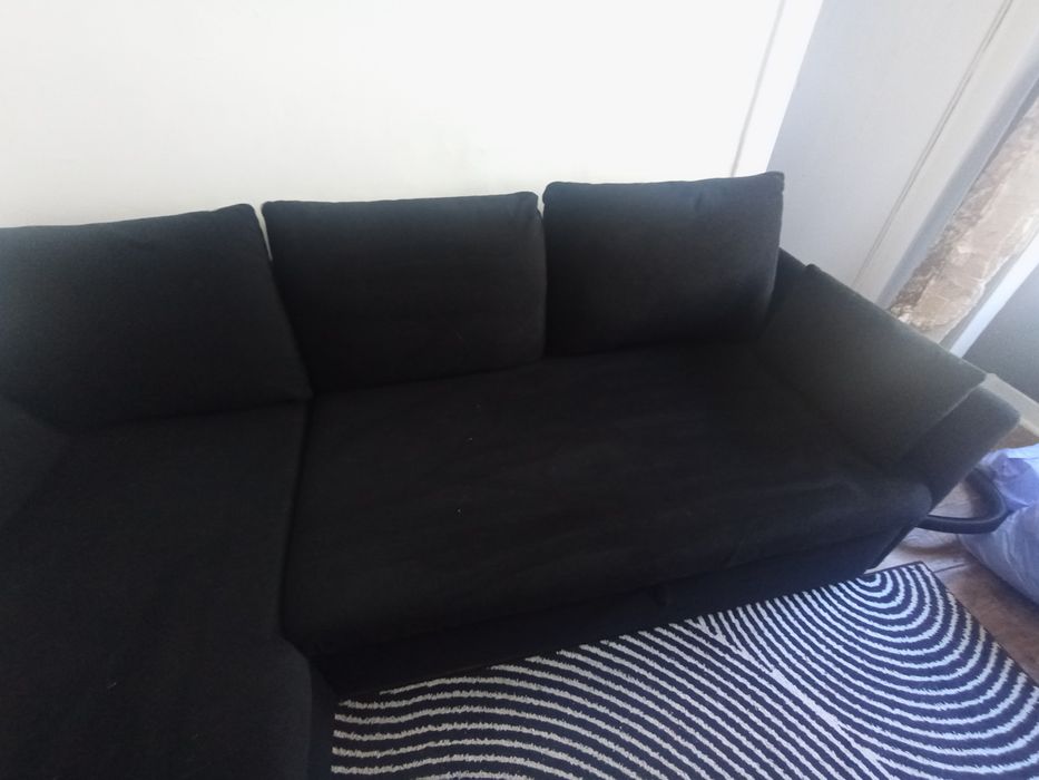 Sofá chaise longue com cama.