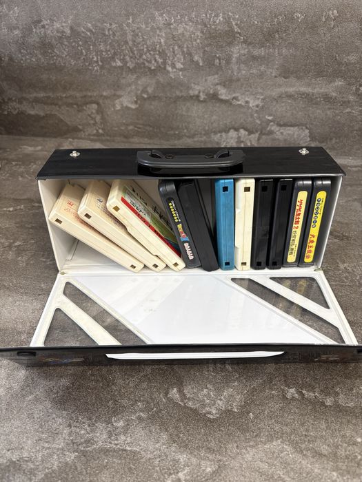 Кейс Nintendo Famicom з колекцією картриджів 11 штук