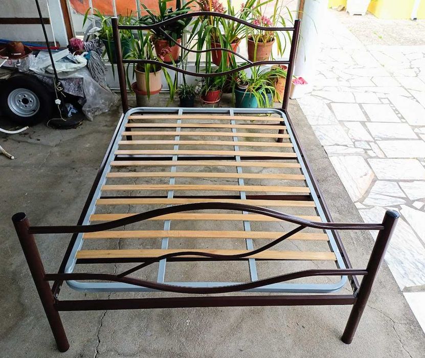 Cama de casal em ferro tubular leve resistente