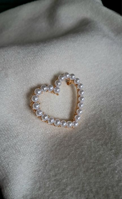 Broszka serce perły złoty serduszko perełki biała agrafka