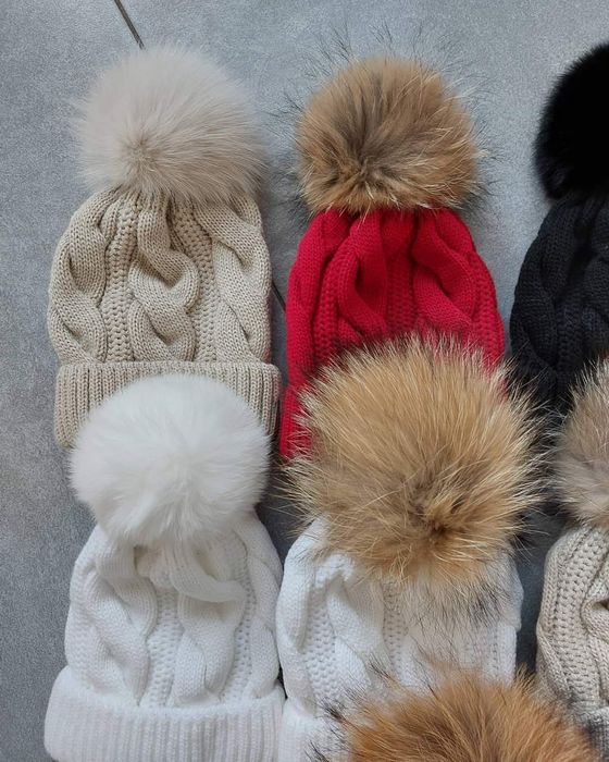 Elegancka czapka z pomponem naturalne futerko jenot kolory