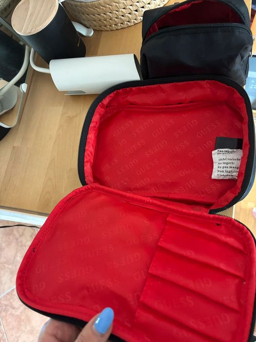 Guess kosmetyczka mała i duża czarna elegancka na pędzle