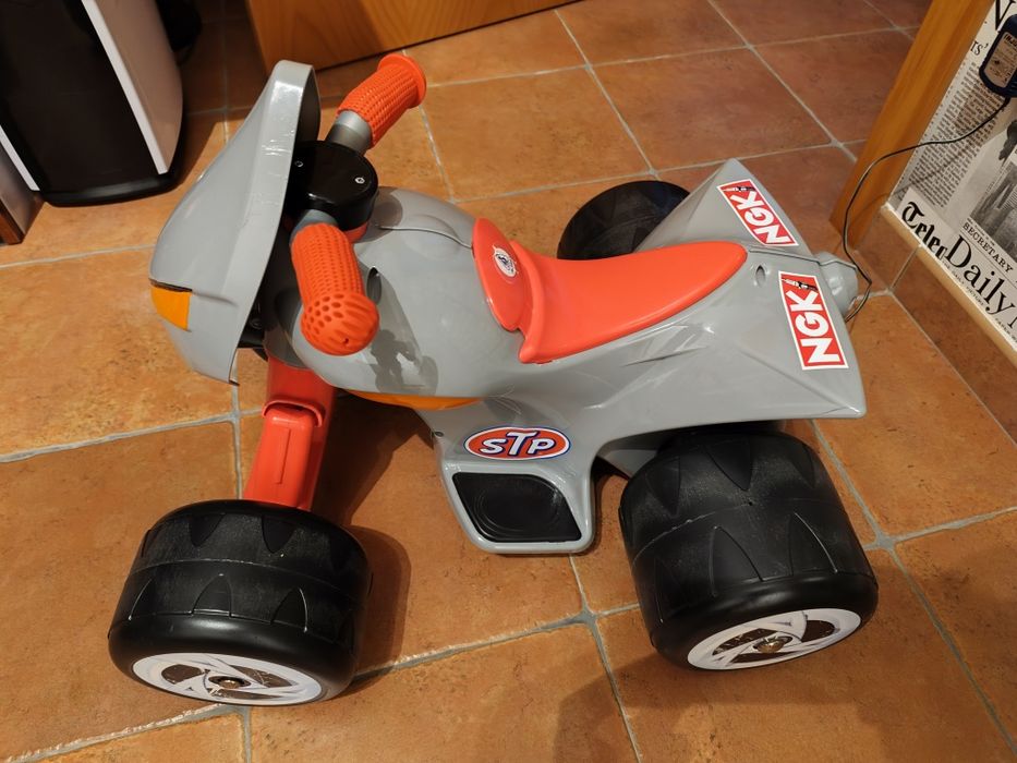 Moto elétrica criança 2/3 anos, restaurada, bateria nova c/carregador