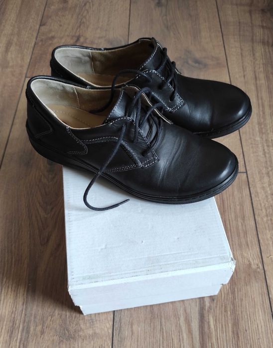 Skórzane półbuciki marki Helios