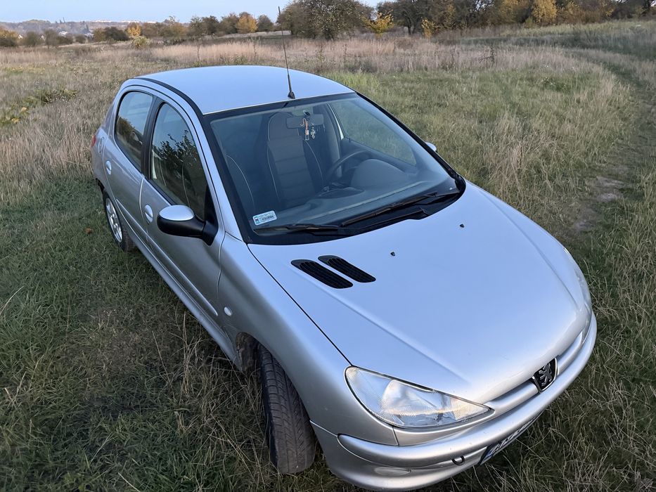 Peugeot 206 1.1 2500$