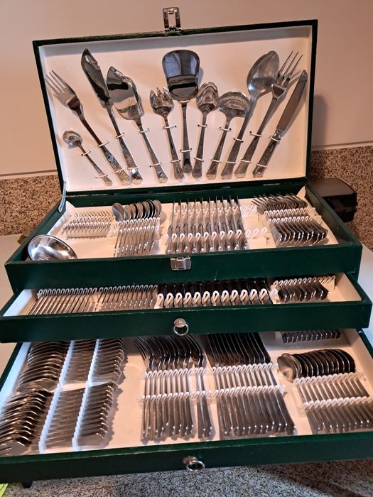 Faqueiro como novo, 180 peças em inox