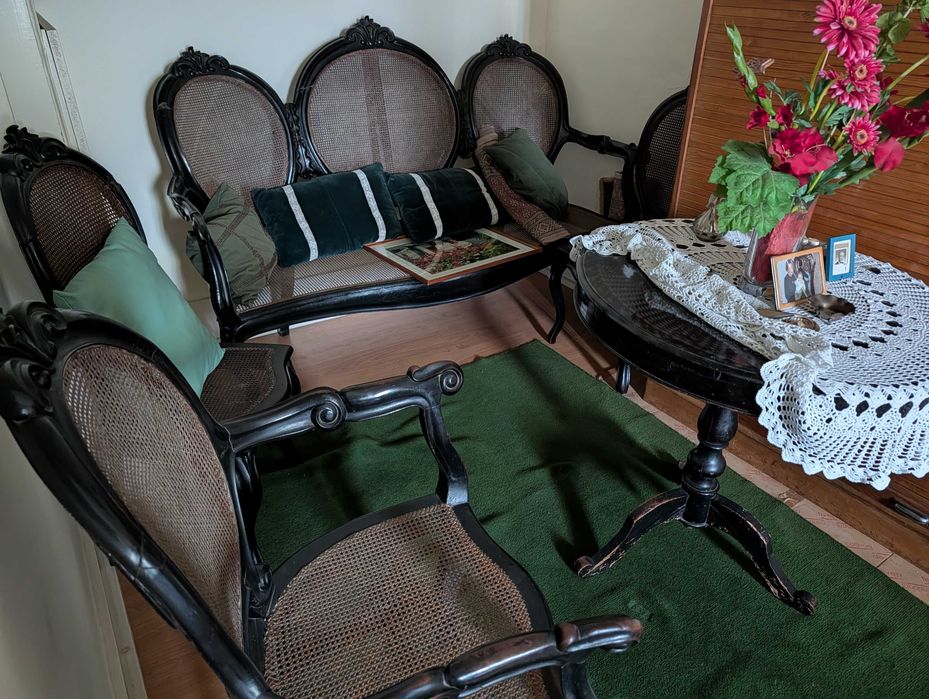 sofá e cadeiras em palhinha