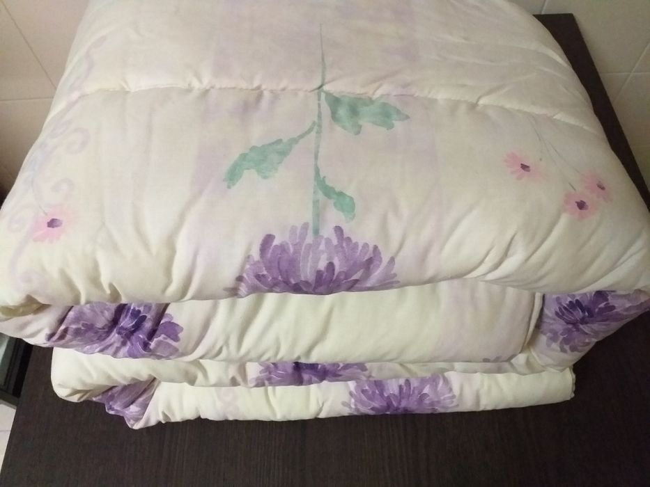 Coberta,edredao 140x200 flores cor suave,ótimo estado,veja zonas
