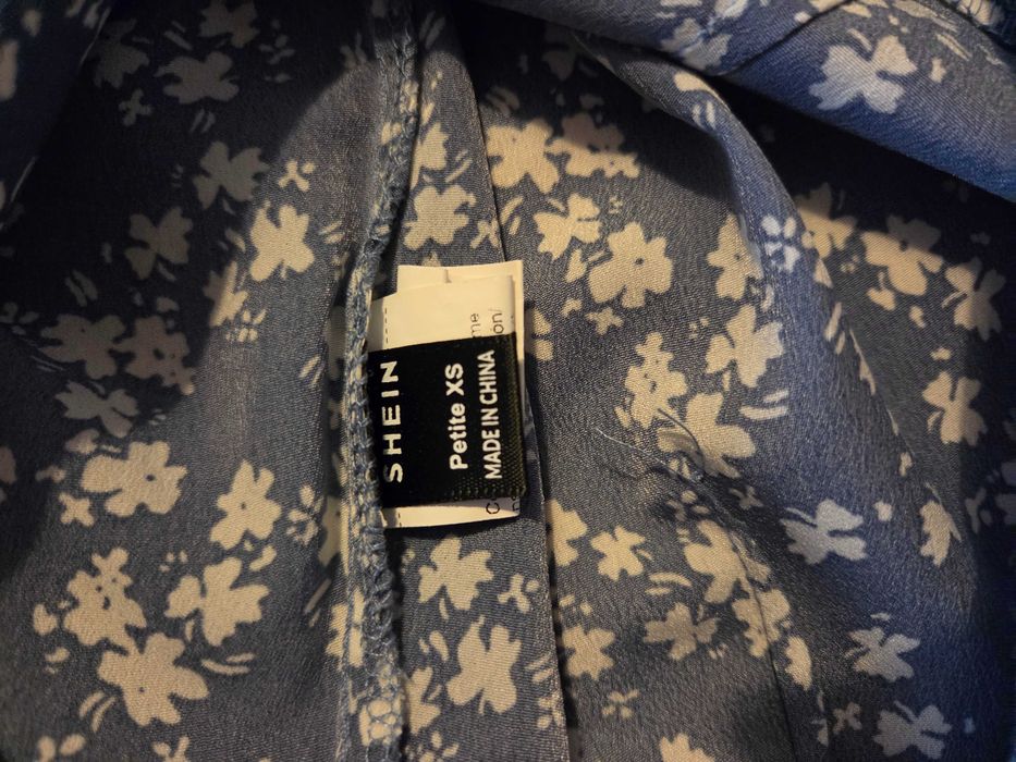 Saia com flores da Shein, tamanho petite XS