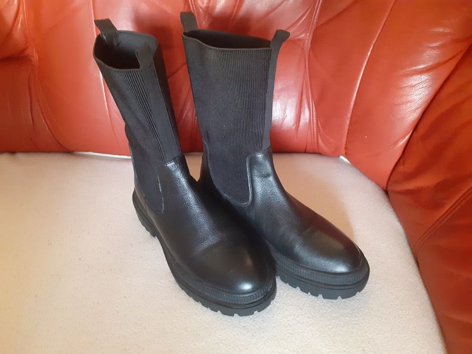 Wysokie buty damskie na grubej zeluwce.