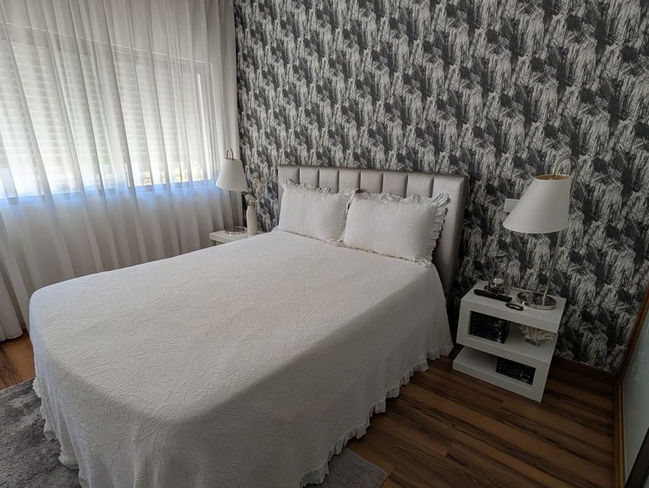 Mobília Quarto Cama de casal e mesinhas