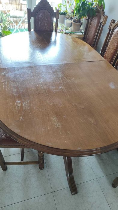 Mesa de madeira extensível com cadeiras