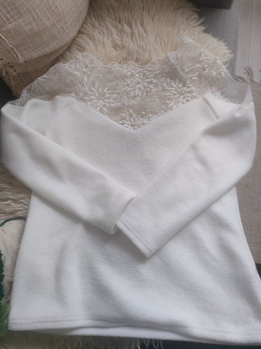 Piękny biały sweterek