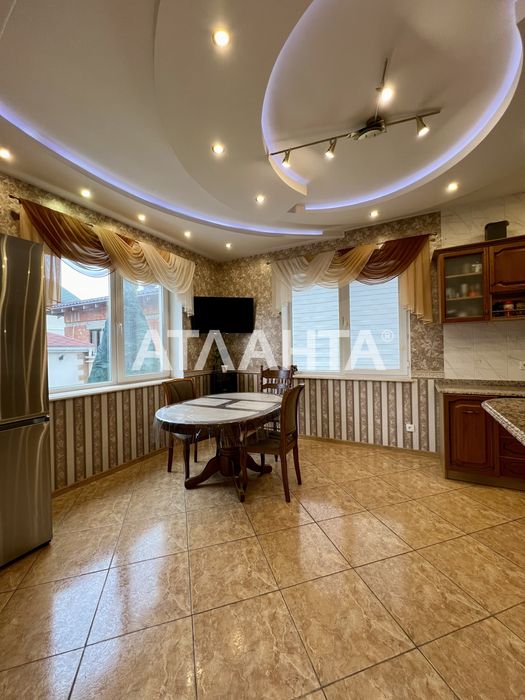 Дом с бассейном в Даче Ковалевского.