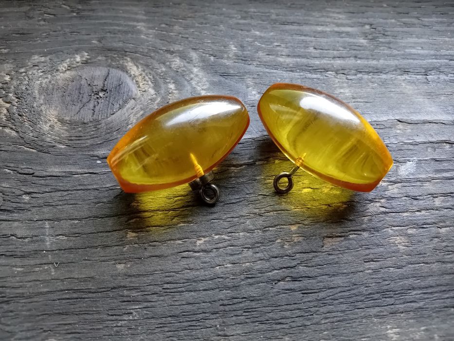 Guziki, ozdoby bursztynowe 2szt.