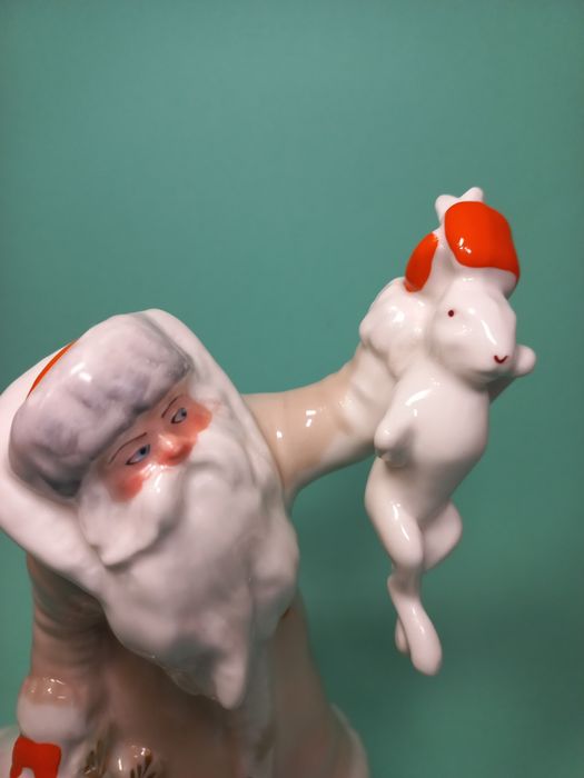 Статуэтка фарфоровая .